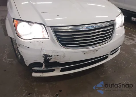 2015 Chrysler Town & Country Touring z USA, uszkodzony, nr VIN 2C4RC1BG6FR753710